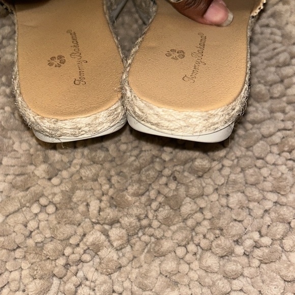 Tommy Bahama slides on a size 6.5 woman - Picture 8 of 10